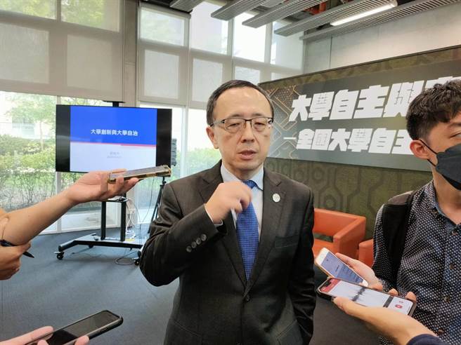 全国大学自主联盟今(2)日举办「大学自主与高教未来」论坛，台大社科院院长苏宏达于会后接受媒体联访时，说明审议前国安局长陈明通学伦案情况。(李侑珊摄)