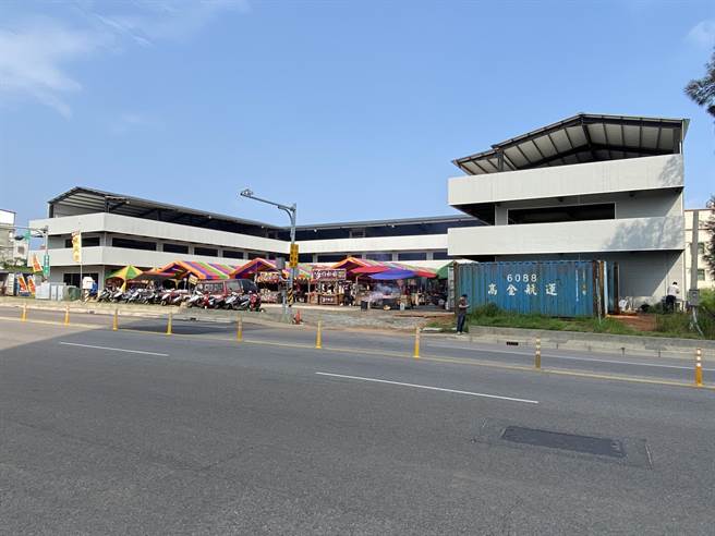 位于金门县金城镇环岛北路及民权路口的违章建筑开摆夜市，县府今早派员现勘进行开罚。（于家麒摄）