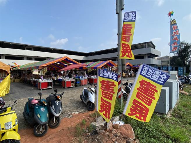 位于金门县金城镇环岛北路及民权路口的违章建筑开摆夜市，县府今早派员现勘进行开罚。（于家麒摄）