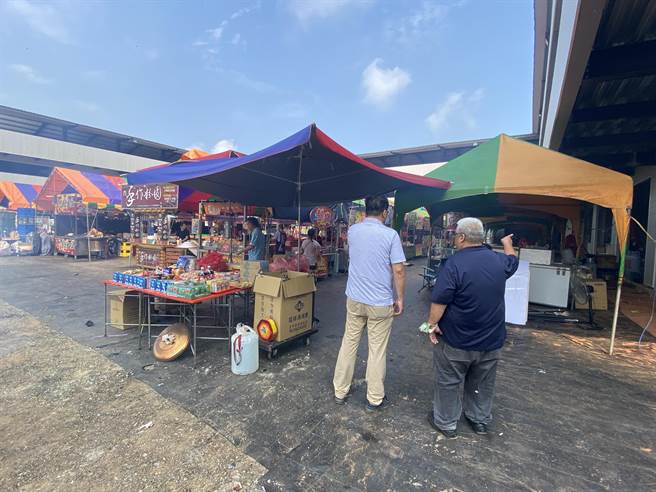 位于金门县金城镇环岛北路及民权路口的违章建筑开摆夜市，县府今早派员现勘进行开罚。（于家麒摄）
