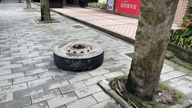 砂石车左后侧车轮近防卷入器位置外侧轮胎脱落。（图／警方提供）