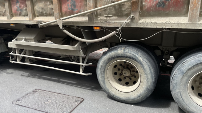 砂石车左后侧车轮近防卷入器位置外侧轮胎脱落。（图／警方提供）