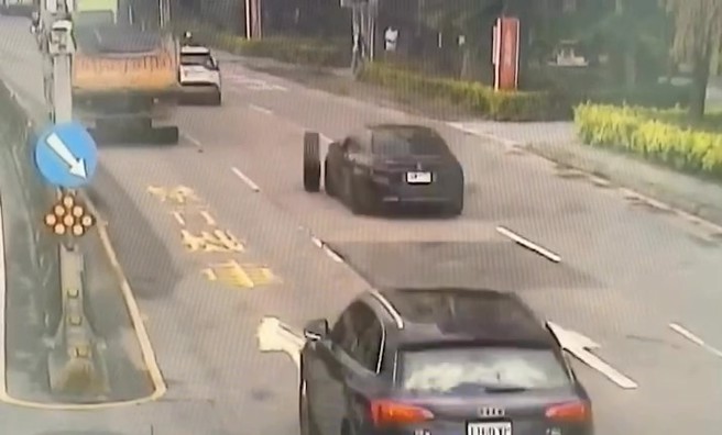 轮胎脱落之后，滚动滑行撞击24岁吴姓驾驶人(男，24岁)所驾驶之自小客车左前车头。（翻摄画面）