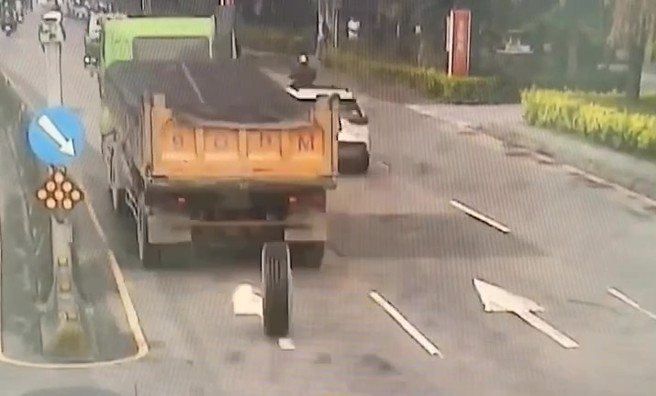 50岁陈姓驾驶人(男，50岁)驾驶职业半拖车，行经上述时、地时，左后侧车轮近防卷入器位置外侧轮胎脱落。（翻摄画面）