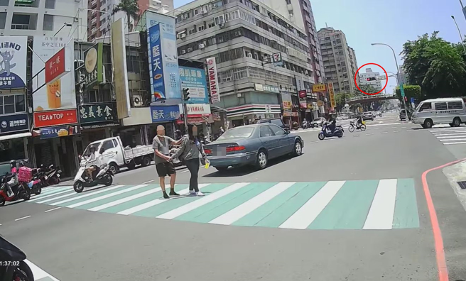 一直「往前噜」的轿车，虽开离斑马线，让出空间让阿伯往前走，仍不断往前滑到马路中央，而前方号志还是红灯。（翻摄自脸书爆料公社公开版）