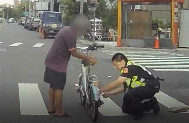 台中上月31日刮起强风，7旬杨姓老翁清晨5时许外出牵车时发现脚踏车遭风吹倒甚至「落链」，向员警求助。（乌日警分局提供／潘虹恩台中传真）