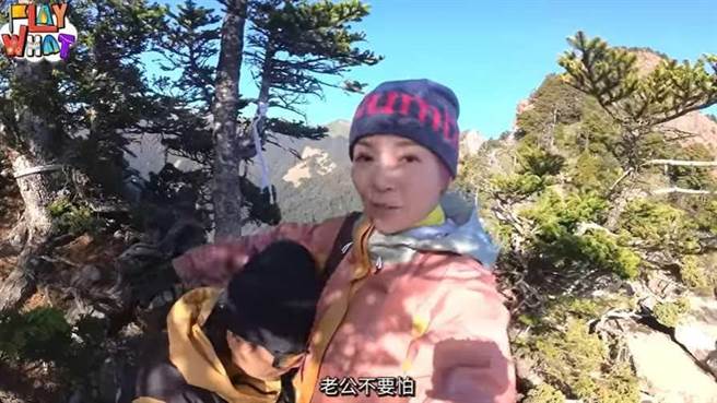 季芹（右）安慰王仁甫不要怕。（芹仁PlayWhat提供）