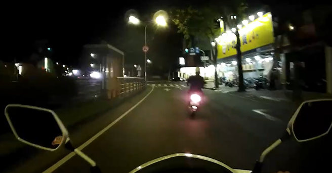 高雄一名34岁吕姓男子今（2）日凌晨3时许，骑机车左转时未打方向灯，员警发现后趋前拦停，骑士不但没有停车，还加速逃逸，在附近大街小巷乱窜。（图／警方提供）