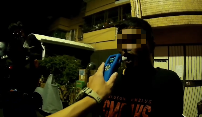 男子坦承有喝酒才不敢停车，经施以酒精测试，男子酒测值达每公升0.40毫克。（图／警方提供）