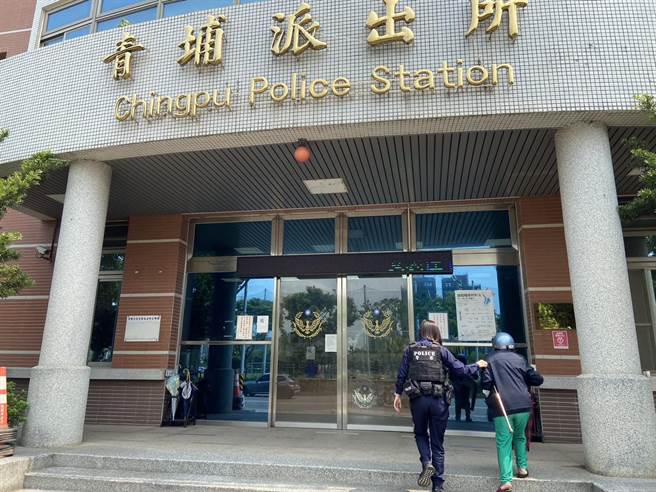 青埔派出所员警员汤志翔、林姿均，4月20日护送住八德自行骑机车出门买菜，却迷途10公里到中坜青埔地区的73岁黄姓老妇。（翻摄照片／蔡明亘桃园传真）