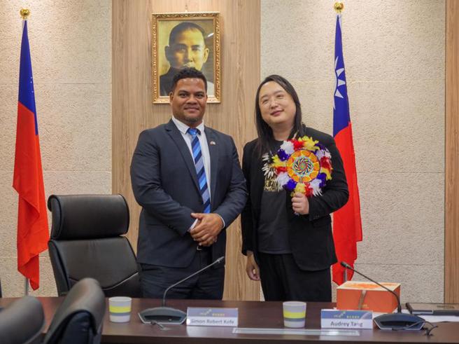 数位部长唐凤2日接见吐瓦鲁外长访团。（图／数位部提供）