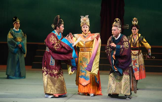 《青蝉》1日彩排，由台湾传统戏剧无敌小生孙翠凤（中）领衔主演。（张铠乙摄）