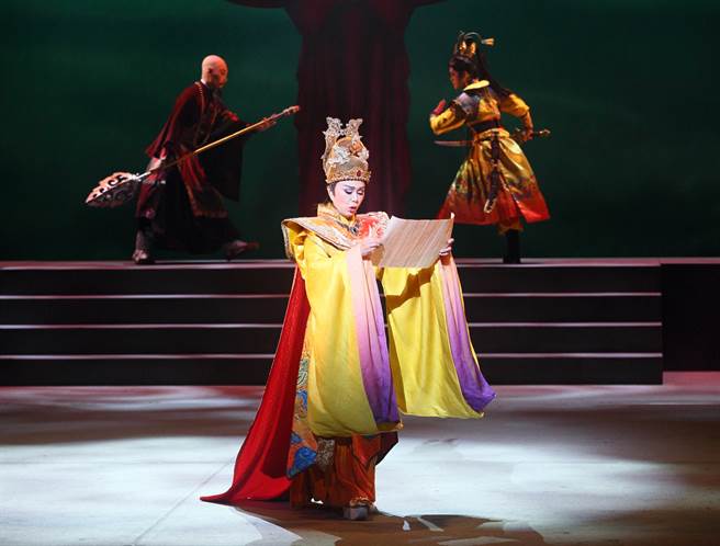 明华园总团《青蝉》1日彩排，由台湾传统戏剧无敌小生孙翠凤（中）领衔主演。（张铠乙摄）