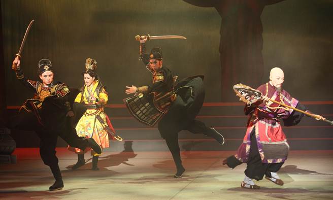 明华园总团《青蝉》1日彩排，由新生代小生王婕菱（右）饰演陈守正。（张铠乙摄）