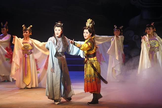 明华园总团《青蝉》1日彩排，由新生代小生李郁真（左）饰演桓蒲藤。（张铠乙摄）