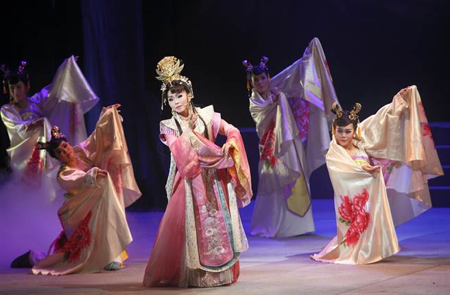 明华园总团《青蝉》1日彩排，由新世代演员陈昭婷（中）饰演曲青蝉。（张铠乙摄）