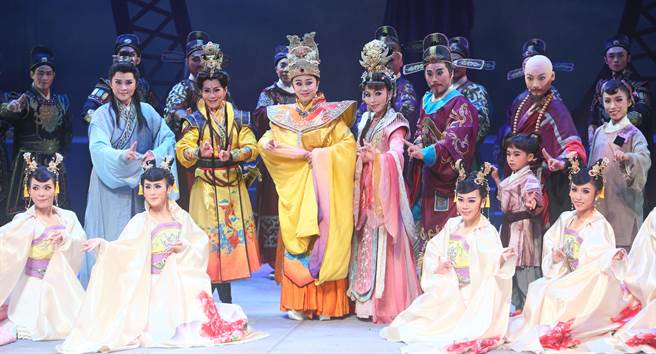 明华园总团《青蝉》1日举行彩排，演员合影。（张铠乙摄）