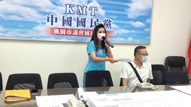 桃园市议员朱珍瑶质疑桃园市建管处以个案方式处理土石方联单，为业者开方便之门。（赖佑维摄）