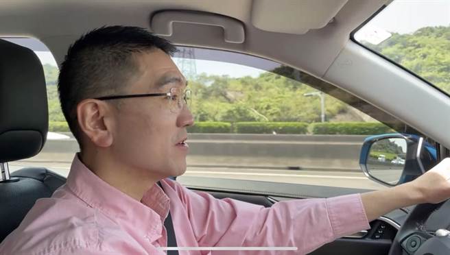 基隆市长谢国梁亲自开车「带路」，透过脸书直播带民眾了解如何前往西三码头停车场停车。（摘自谢国梁脸书／徐佑升基隆传真）