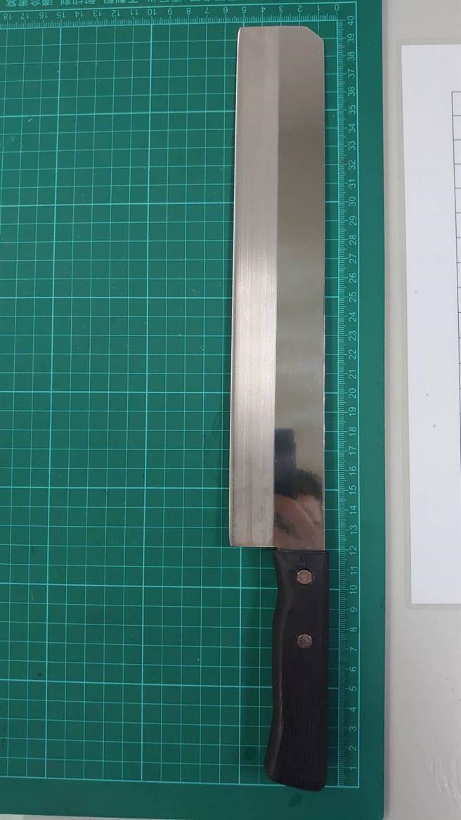 警方查扣林男的西瓜刀。（警方提供）