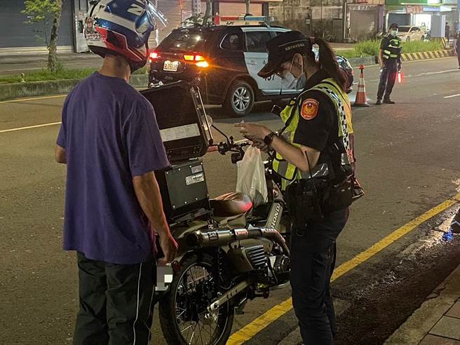 桃园市杨梅分局1日在杨梅区中山北路二段与三民路口，以封闭式口袋战术方式实施拦查噪音车辆。（翻摄照片／蔡明亘桃园传真）