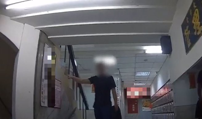 桂林路中年男凌晨持西瓜刀挥舞，万华警开电击枪制伏。（翻摄自影片）