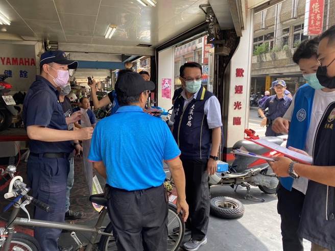 桃园市大溪警分局执行静桃专案，前往辖内机车行宣导与稽查。（翻摄照片／蔡明亘桃园传真）