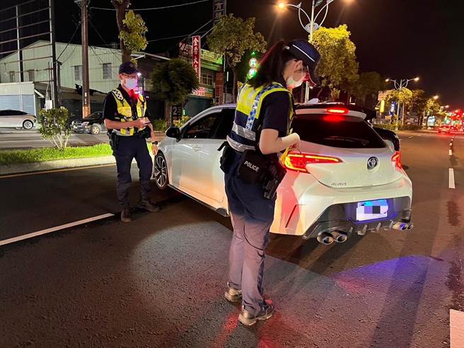 桃园市龙潭分局1日取缔噪音车，选在邻近市区、交流道的龙潭区大昌、中兴路口封闭式临检。（翻摄照片／蔡明亘桃园传真）