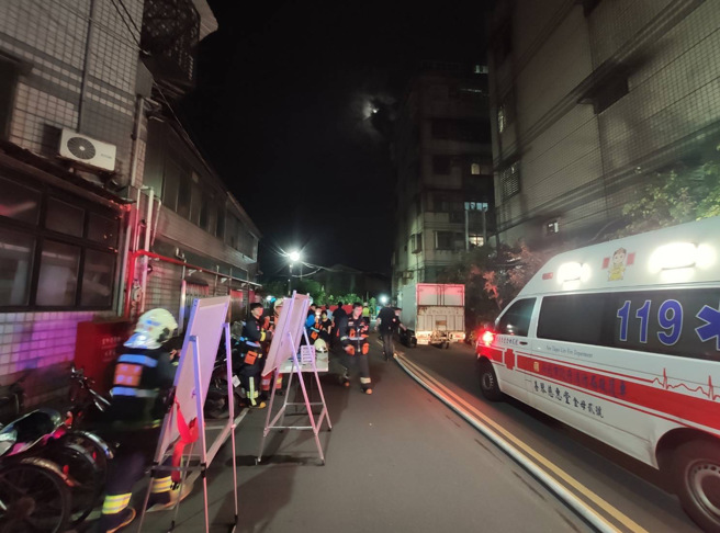 消防局疏散附近居民并在现场警戒。（图／新北市消防局提供）