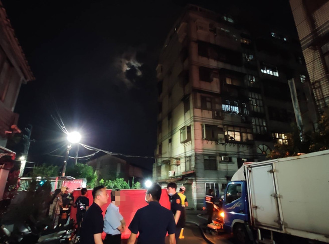 消防局疏散附近居民并在现场警戒。（图／新北市消防局提供）