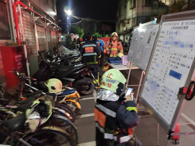 消防局疏散附近居民并在现场警戒。（图／新北市消防局提供）