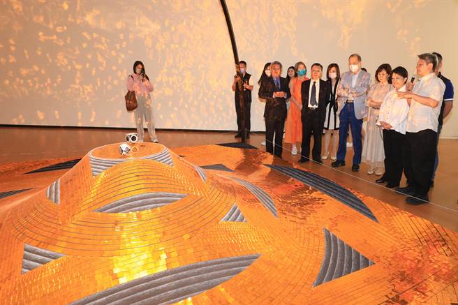 台中市长卢秀燕（右二）、亚大创办人蔡长海（右四）、亚大校长蔡进发（前排左二），听取董承濂大师（右一）介绍由美国接回展出作品「天圆地方」。（亚大提供／陈淑芬台中传真）