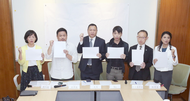 李姓政治工作者控诉王丹(左3)9年前性侵未遂。(图／范扬光摄)