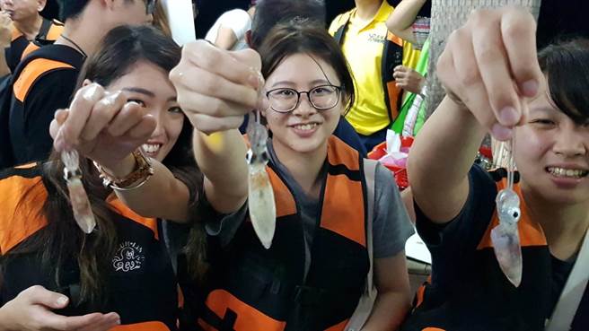 参加锁管季海钓学院活动的学员收穫成果。（基隆市政府提供／徐佑升基隆传真）