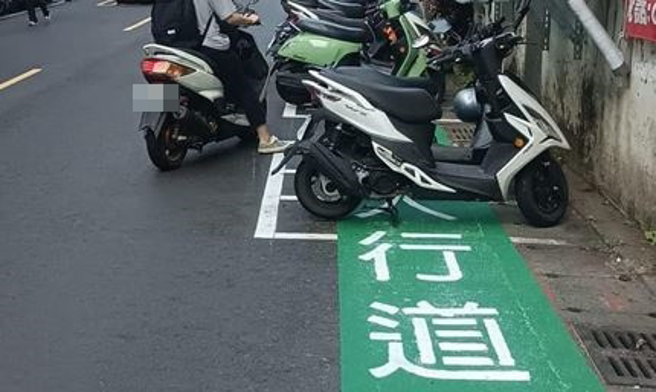 有网友在网上抱怨，「绿色人行道」竟出现机车格，无耐嘆「哪个天兵划的线」。（翻摄自脸书爆怨公社）