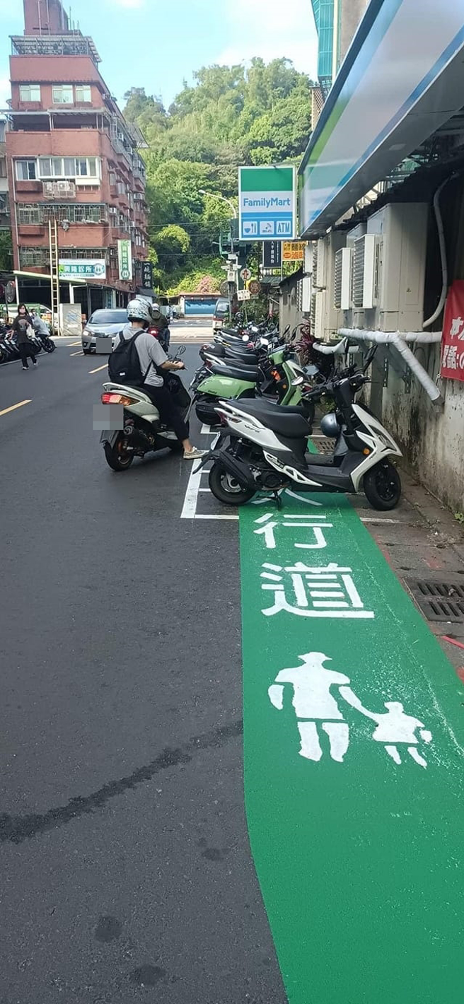有网友在网上抱怨，「绿色人行道」竟出现机车格，无耐嘆「哪个天兵划的线」。（翻摄自脸书爆怨公社）