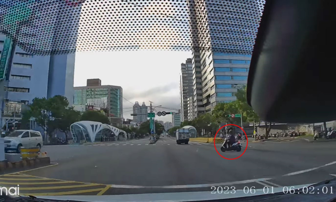 驾驶突发线三宝机车「跨5车道左转」，吓得急向左偏闪过。（翻摄自脸书爆怨公社）