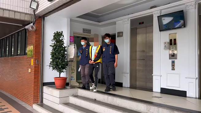 新北市海山分局今年2月到三峡区侦办毒品案，结果意外在毒贩手机中发现有民眾因充当人头帐户而遭监禁，当日随即分兵救出4名被害人，后续也顺藤摸瓜逮到幕后主使的四海帮海富堂主29岁陈姓男子等4人，全数移送法办。(黄敬文翻摄)