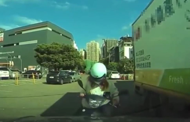 驾驶车上练习念英文，当他学念「Amazing」时，竟惨遭女骑士疑遭视线挡住迎面撞上 。（翻摄自脸书爆废公社二馆）