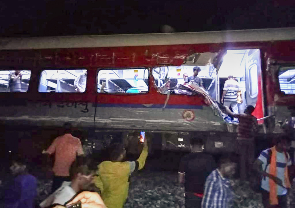 印度东部奥里萨省（Odisha）2日晚上发生火车相撞的重大交通意外，造成至少207人丧生、900多人受伤。（图／美联社）(photo:ChinaTimes)