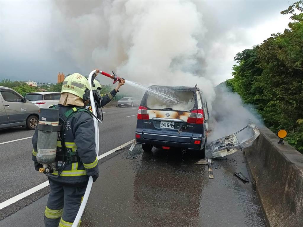 頭份警分局押送逃逸移工 老舊警備車在國道上火燒車 - 社會