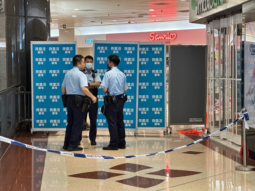 香港钻石山荷里活广场6月2日下午突然发生歹徒持刀砍人案。大批警员到场调查。（图／中新社） 香港中通社图片(photo:ChinaTimes)