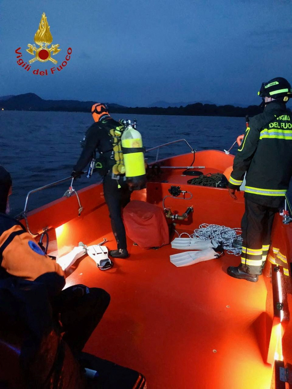 义大利北部马焦雷湖游湖船发生翻船事件后，搜救人员到场搜救。（路透）(photo:ChinaTimes)