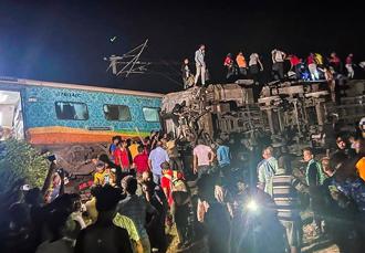 印度東部重大火車相撞事故 至少50人喪生、500多人傷