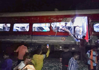 影》近20年最慘！印度火車相撞「到處是斷肢」 近300死、逾1000傷
