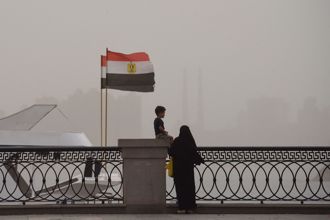 埃及沙塵暴「百公尺沙牆」吞噬蘇伊士運河！驚悚畫面如末日