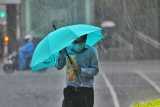 國家警報響！大雷雨狂轟台南 15縣市豪、大雨特報