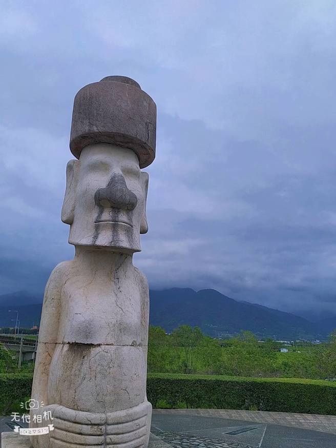 台东摩艾像因下雨造成鼻子吸水部分变黑，鼻孔处还有3道黑色污渍往下流，如同流鼻水，原PO忍不住笑称「过敏的痛苦，我懂」。(图／Kakei Kou授权提供)