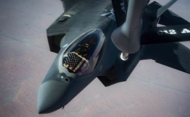 1架美国空军F-35A战机在空中加油的画面。（美国空军）