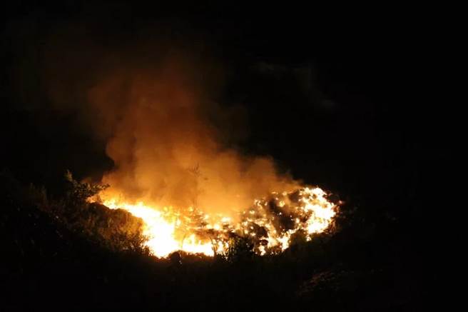 云林县斗南垃圾掩埋场3日凌晨传出火警，天雨助灭火。（民眾提供／张朝欣云林传真）